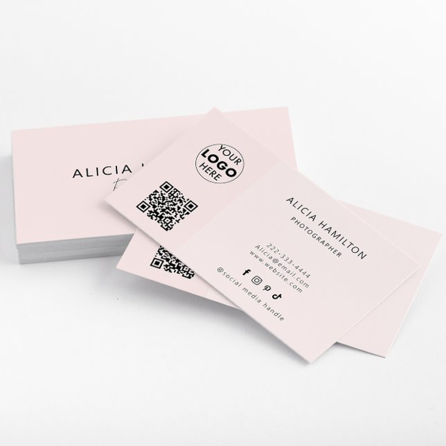 Modernes Minimalistisch | QR-Code und Logo | Rosa Visitenkarte (A sleek pink minimalist business card design which features customisable QR Code & logo.)