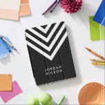 Modernes Minimalistisch Schwarz mit Zickzack Weiß iPad Pro Hülle<br><div class="desc">Modernes, schwarzes iPad Pro Cover mit Zickzack, weißem Motiv, das Sie mit Ihrem Namen personalisieren können. Gut wie Geschenke für Familie und Freunde oder für sich selbst. Personalisieren Sie es, indem Sie den Platzhalter-Text ersetzen. Für weitere Optionen, wie zum Beispiel den Schriftart und seine Größe ändern, klicken Sie auf die...</div>