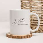 Modernes Minimalistisches Bridesmaid-Geschenk Kaffeetasse<br><div class="desc">Die Tasse wurde speziell für Brauereien entworfen und bietet modernes Schwarz-Weiß-Design mit eigenem Handskriptnamen.</div>