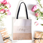 Modernes Minimalistisches Drehbuch Bachelorette &<br><div class="desc">Erhöhen Sie Ihre Hochzeitsfeiern mit unserer maßgeschneiderten, modernen, minimalistischen Script Bachelorette und Bridesmaid Tote Bag. Es ist nicht nur ein perfektes Accessoire, um das Wesentliche zu tragen, sondern auch ein unvergesslicher Sake für die Mannschaft. Jedes Stück ist individuell mit Liebe von Mylini Design entworfen, einem renommierten Designer, der Exklusivität und...</div>