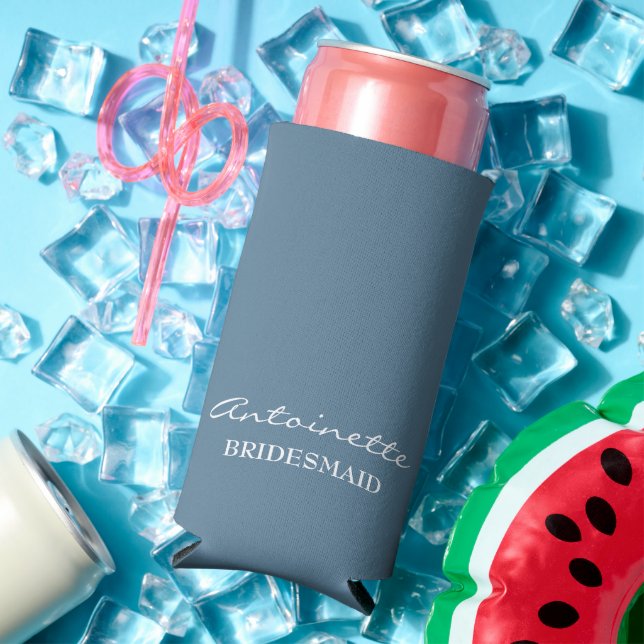 Modernes Minimalistisches Dusty Blue Bridesmaid Sc Selters Dosenkühler (In Situ Sommer)