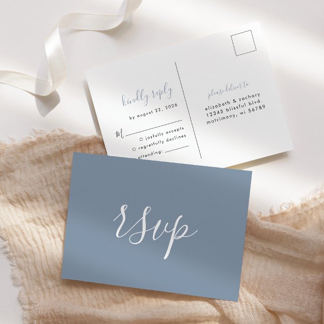 Modernes Minimalistisches Dusty Blue Wedding RSVP Postkarte (Von Creator hochgeladen)