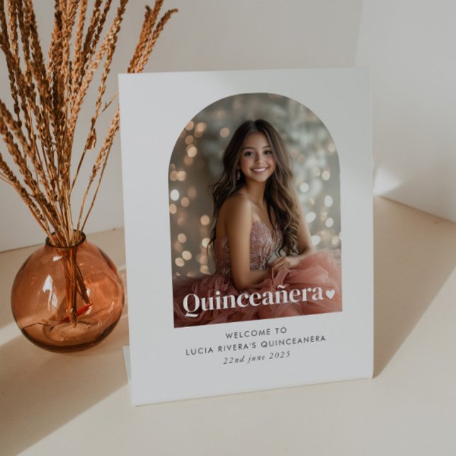 Modernes Minimalistisches Foto aus Quinceañera Her Sockelschild (Zazzle Modern Minimalist Quinceañera Arched Photo Welcome Pedestal Sign)
