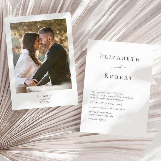 Modernes Minimalistisches Foto für Hochzeiten Einladung (Modern Minimalist Couple Photo Wedding Invitation on a sunny neutral dry palm leaf.)