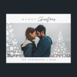 Modernes, Minimalistisches Foto für Weihnachten Postkarte<br><div class="desc">Frohe Weihnachten. Feiern Sie die Saison mit dieser Foto-Postkarte. Es ist vollständig anpassbar und personalisiert mit Ihren eigenen Grußbotschaften. Bitte fügen Sie Ihre Rücksendeadresse für einfaches Mailen hinzu. Es ist einfach,  einfach,  aber modern minimalistisch und festlich. Dies ist die perfekte Postkarte für Ihre Urlaubswünsche. Layover Weihnachtsgeschenke spenden Bäume.</div>