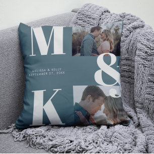 Modernes Minimalistisches Foto mit feinem Monogram Kissen
