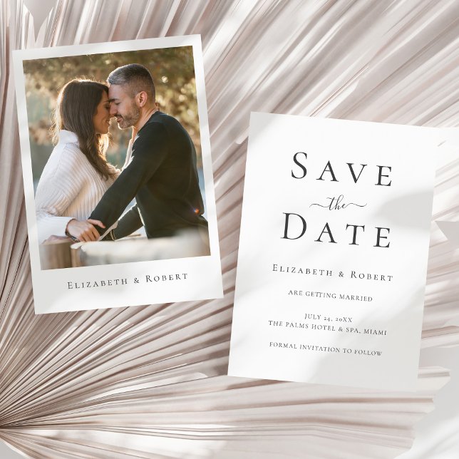 Modernes Minimalistisches Foto Save the Date Einladung (Modern Minimalist Couple Photo Save the Date Invitation on a sunny neutral dry palm leaf.)