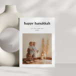 Modernes Minimalistisches Hanukkah-Foto skandinavi<br><div class="desc">Feiern Sie Hanukkah mit dieser modernen,  minimalistischen Urlaubskarte mit einem sauberen weißen Hintergrund,  einfachen Linien und viel negativem Platz. Das skandinavisch inspirierte Design bietet einen schlanken,  schlichten Weg,  Ihre Lieblings-Foto und Urlaubswünsche zu teilen.</div>