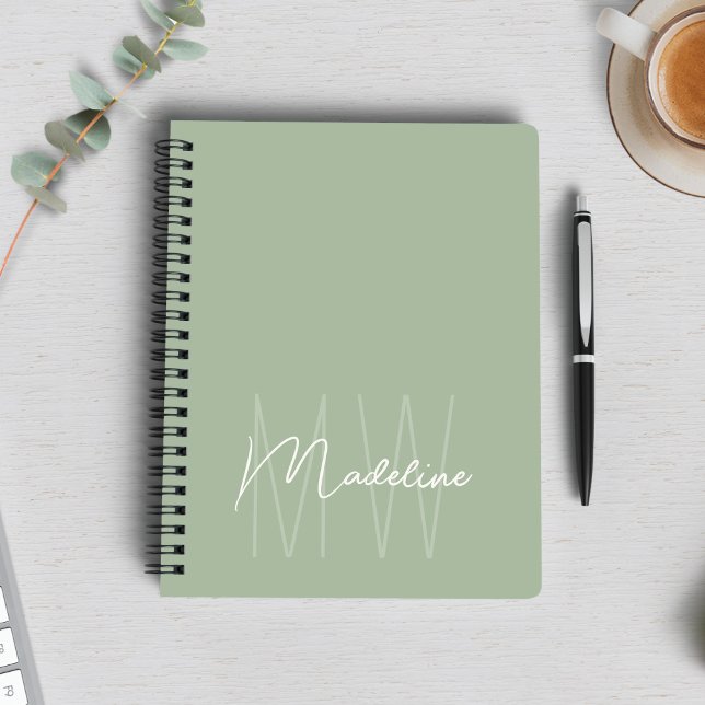 Modernes Minimalistisches Monogramm-Lichtbild-Grün Notizblock (Modern Minimalist Monogram Light Sage Green Notebook by MINTIC DESIGN STUDIO)