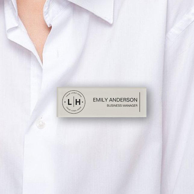 Modernes Minimalistisches Personalisiertes Logo Namenschild (Modern Minimalist Custom Logo Neutral Tone Name Tag for Business by MINTIC DESIGN STUDIO)