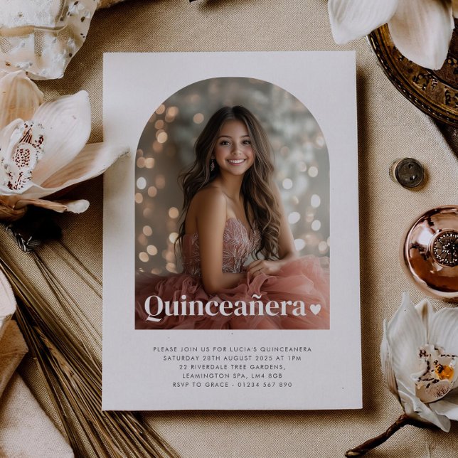 Modernes Minimalistisches Quinceañera Artes Foto Einladung (Zazzle Modern Minimalist Quinceañera Arched Photo  Invitation)