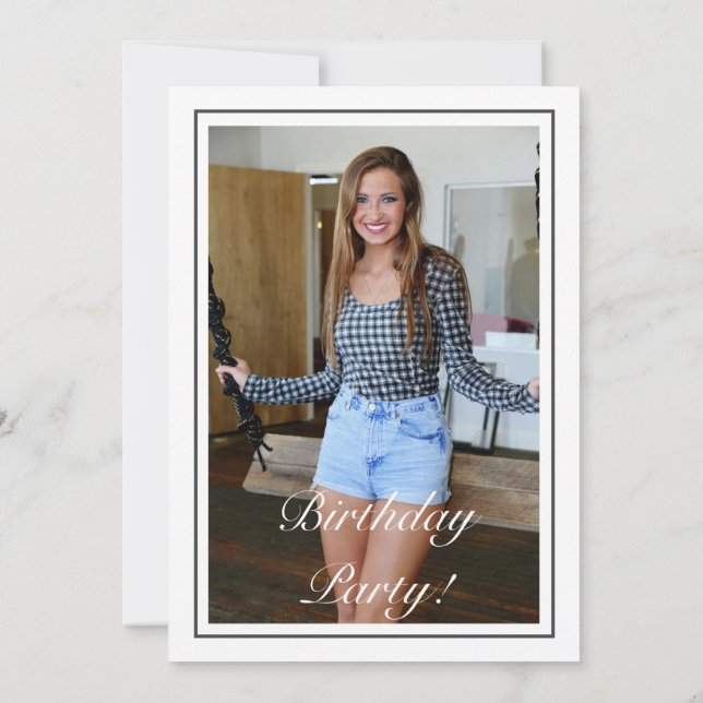 Modernes Minimalistisches Schwarzes Foto Geburtsta Einladung (Rückseite)