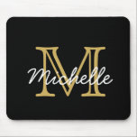 Modernes Minimalistisches Schwarzes-Gold-Monogramm Mousepad<br><div class="desc">Modernes,  minimalistisches Schwarz/Gold personalisierter Name mit Monogramm Mauspad. Es verfügt über ein Monogramm Initial in Serif-Schriftart und hübsche handgeschriebene Textvorlage mit Vornamen in Gold,  weiße Farbe auf schwarzem Hintergrund. Großartiges,  weibliches personalisiertes Geschenk. Wenn Sie Hilfe oder passende Artikel benötigen,  kontaktieren Sie mich bitte.</div>