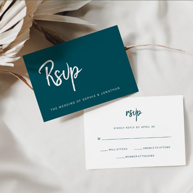 Modernes Minimalistisches Script Deep Aquamarin |  RSVP Karte (A trendy, deep teal colored wedding rsvp card)