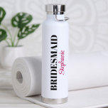 Modernes Minimalistisches Script-Hochzeitsskript-B Trinkflasche<br><div class="desc">Vielen Dank für Ihr Brautparty mit diesen praktischen Personalisierten Brautparty Wasser Flaschen! Perfekt,  um das Wochenende der Bachelorette-Reise mitzubringen! Der Titel kann auf jeden Text geändert werden,  einschließlich Jr. Bridesmaid,  Trauzeugin,  Ehrengatter und Blumenmädchen. Verschiedene Farboptionen sind verfügbar.</div>