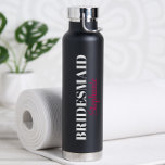 Modernes Minimalistisches Script-Hochzeitsskript-B Trinkflasche<br><div class="desc">Vielen Dank für Ihr Brautparty mit diesen praktischen Personalisierten Brautparty Wasser Flaschen! Perfekt,  um das Wochenende der Bachelorette-Reise mitzubringen! Der Titel kann auf jeden Text geändert werden,  einschließlich Jr. Bridesmaid,  Trauzeugin,  Ehrengatter und Blumenmädchen. Verschiedene Farboptionen sind verfügbar.</div>