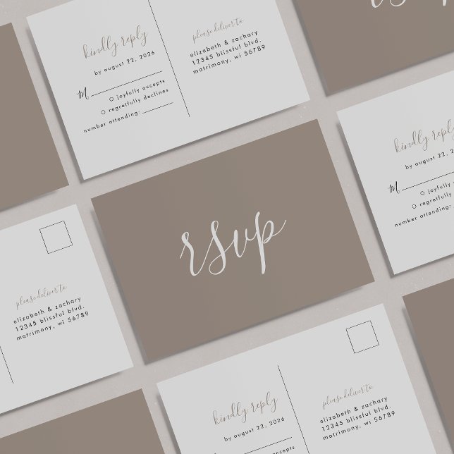 Modernes Minimalistisches Script Taupe Wedding RSV Postkarte (Von Creator hochgeladen)