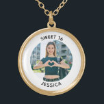 Modernes Minimalistisches Sweet 16 Birthday Circle Vergoldete Kette<br><div class="desc">Erstellen Sie Ihre eigene personalisierte Foto-Halskette für den besonderen 16. Geburtstag Ihrer Tochter. Passen Sie die weiße Hintergrundfarbe oder die schwarze Textfarbe an, um sie Ihrem Foto anzupassen. Wenn Sie den Schriftart-Typ oder die Schriftgröße ändern, können Sie die Textzirkulation in kleinen Schritten anpassen. Viel Spaß beim Erstellen eines eigenen individuellen...</div>