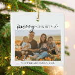 Modernes Minimalistisches Weihnachtsfest Foto Keramikornament<br><div class="desc">Frohe Weihnachten ! Senden Sie Ihre herzlichen Wünsche an Freunde und Verwandte in dieser Urlaubssaison mit einer individuell gestaltbaren Weihnachtsschmuck-Collage aus dem Foto mit schlichter moderner Typografie. Personalisieren Sie Ihre persönlichen Fotos,  Namen,  Jahr und andere Details. Dieser minimale Weihnachtsschmuck ist in anderen Farben erhältlich.</div>