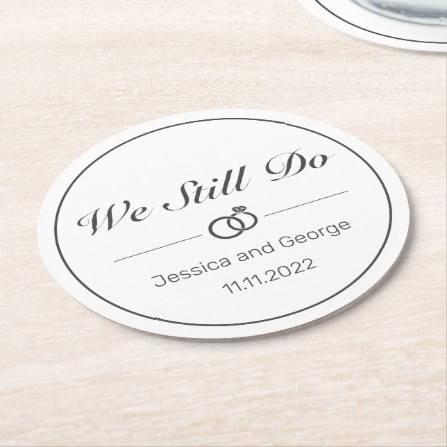 Modernes Minimalistisches Weißschwarzes Jubiläum Runder Pappuntersetzer (Angewinkelt)