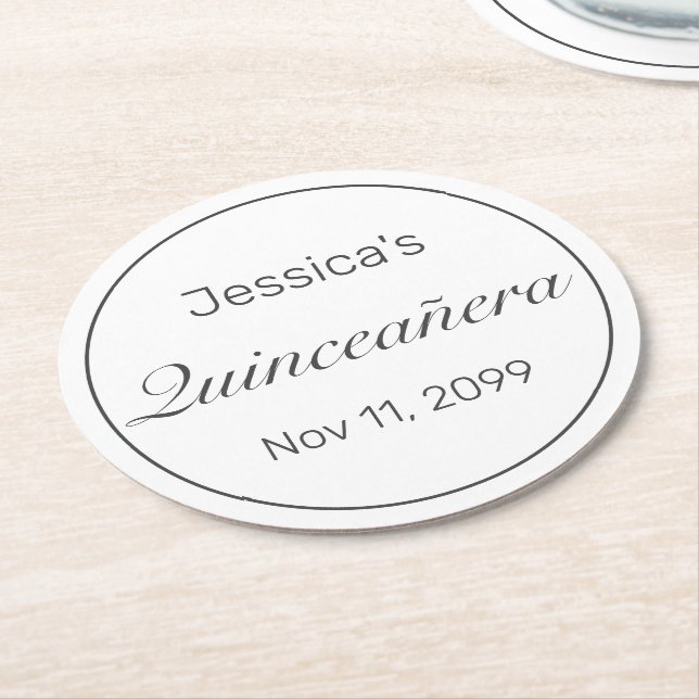 Modernes Minimalistisches Weißschwarzes Quinceaner Runder Pappuntersetzer (Angewinkelt)