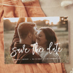 Modernes, modernes Foto<br><div class="desc">Save the Date: Teilen Sie die Freude an Ihrer Liebe und neuen Verlobungen mit dieser modernen personalisierten Save the Date Fotokarte. Vollständig anpassbare Nachricht und Farben.</div>