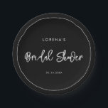 Modernes, modernes schwarzes Brautparty Pappteller<br><div class="desc">Eine kühne und trendige Typografie für Ihr Party Schreibwaren,  einfach und elegant mit einem Schwarz-Weiß-Thema. Vollständig anpassbar: Sie können bei Bedarf die Farben des Schriftartes und des Hintergrunds ändern.</div>