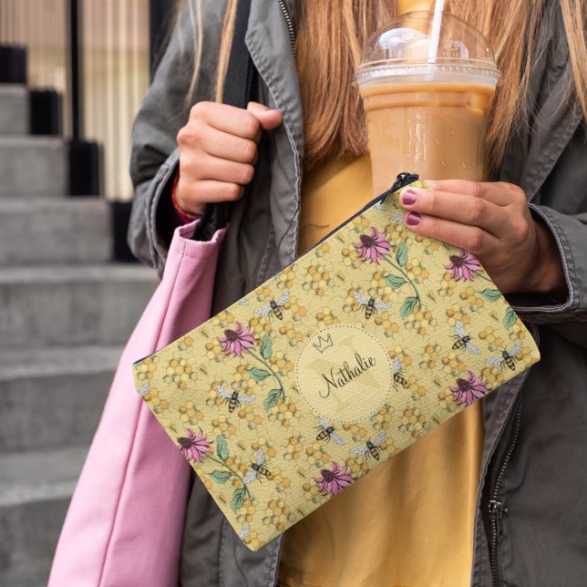 Modernes Mongram für Mustard Yellow Queen Bees & B Zubehörtasche (Elegant Buzzing Royal Queen Bee, Honeycomb & Pink Flowers Pattern with Custom Monogram and Name)