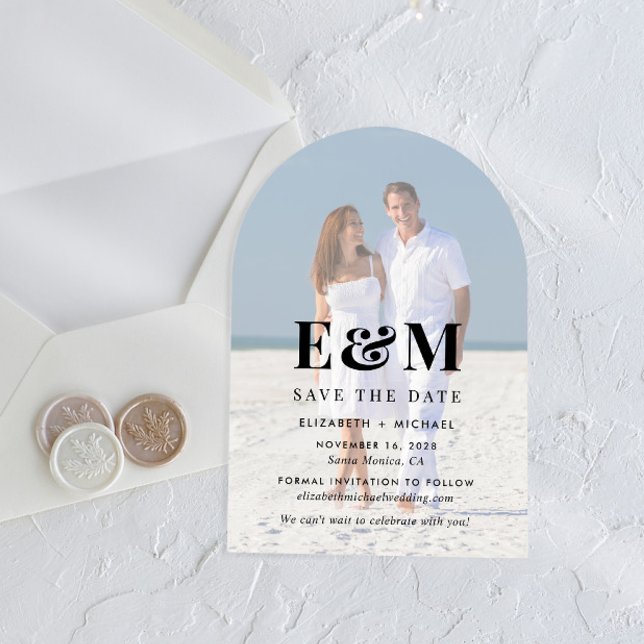 Modernes Monogram-Foto Save the Date Acryleinladungen (Make your day unforgettable with stunning arched acrylic save the dates—modern, elegant, unique!)