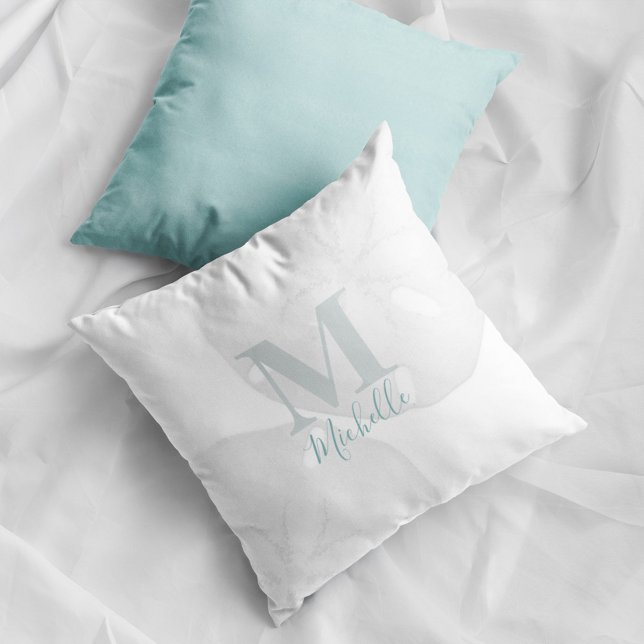 Modernes Monogram Ocean Sand Dollar Türkis Kissen (Coastal monogram pillow with sand dollar design and personalized name beach house decor accent.)