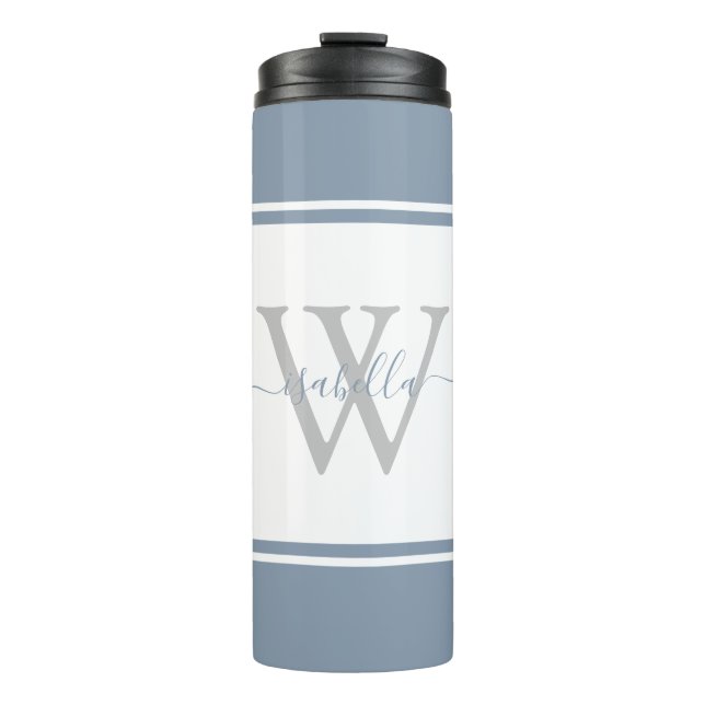 Modernes Monogram Script in Dusty Blue Thermosbecher (Vorderseite)