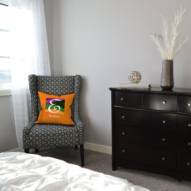 Modernes Monogramm Anfangsbuchstaben orangefarbene Kissen (Von Creator hochgeladen)