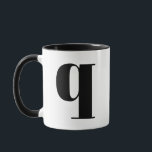 Modernes Monogramm Anfangsbuchstaben q Schwarz und Tasse<br><div class="desc">Niedliches modernes q Monogramm in Schwarzweiß. Wenn Ihr bevorzugter Brief auf dieser Tasse nicht funktioniert,  lesen Sie bitte die Monogramm-Tasse für den gewünschten Brief oder kontaktieren Sie mich.</div>