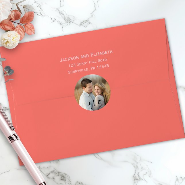 Modernes Monogramm-Foto Runder Aufkleber (Modern monogram wedding photo round sticker)