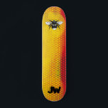 Modernes Monogramm für städtische Hummeln Skateboard<br><div class="desc">Genießen Sie etwas Luft und schwimmen Sie wie eine Biene mit diesem modernen, in Gelb und Orange gehaltenen Deck. Street Style Art mit Honeycomb Muster. Mit Monogramm mit Ihren Buchstaben Initialen in einem Grunge-Schriftart. Egal, ob Sie einen Bürgersteig surfen, Straßenreiter oder die Liebe der Halfpipe betreten, Sie werden mit Ihrem...</div>