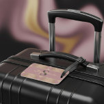 Modernes Monogramm für Vintage Mauve- und GoldDama Gepäckanhänger<br><div class="desc">Erhöhen Sie Ihr Reisezubehör mit dem modernen Vintagen Mauve- und Gold Damask Monogram Gepäckanhänger. Dieses stilvolle Gepäckanhänger besticht durch ein elegantes Set aus goldfarbenem Gradient mit einem aufwändigen mauvischen Hintergrund, das modernen Flair mit Vintagem Charme verbindet. Ein violetter Streifen vorne, gerahmt mit einem zarten goldenen Rahmen, bietet den perfekten Platz...</div>