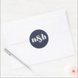 Modernes Monogramm-Hochzeitsticker Runder Aufkleber<br><div class="desc">Ein moderner Monogramm Hochzeitsticker. Bearbeiten Sie die Initialen mit dem Bearbeitungswerkzeug von Zazzle. Ändern Sie die Hintergrundfarbe,  indem Sie das Entwurfstool eingeben und eine andere Farbe aus dem Farbwähler auswählen. Moderne Monogramm-Hochzeitsticker.</div>