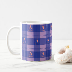 Modernes Monogramm Kariertes Muster Lila Kaffeetasse