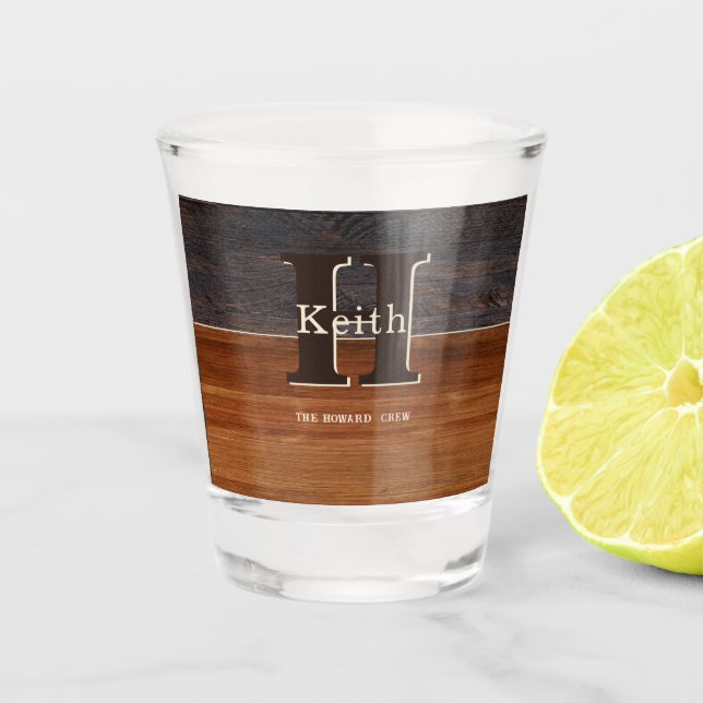Modernes Monogramm rustikales Holzton braun Schnapsglas (Vorderseite)