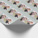 Modernes Monogramm | Sage Green Christmas mit Foto Geschenkpapier<br><div class="desc">Dieses elegante,  moderne Verpackungspapier weist ein Muster aus zwei Fotos auf,  mit Ihren Monogrammen und einem Spot für Ihre Namen und den Worten "Frohe Weihnachten" auf einem sanften,  hellgrünen Hintergrund.</div>