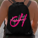 Modernes Monogramm Sportbeutel<br><div class="desc">Dieser feminine und leichte Zugsack ist mit einem rosafarbenen Monogramm-Initial und einem Vornamen in Weiß auf schwarzem Hintergrund ausgestattet. Spaß für sich selbst oder als Geschenk. (Fabulous für Shopping-Touren!) PASSENDE Artikel in unserem Shop.</div>
