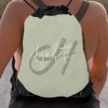 Modernes Monogramm Sportbeutel<br><div class="desc">Dieser feminine und leichte Zugsack weist eine grüne Monogramm-Initiale auf, und Ihr Vorname in Weiß auf einem schlängelgrünen Hintergrund. Spaß für sich selbst oder als Geschenk. (Lust auf Shopping!)</div>