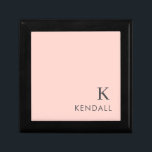 Modernes Monogramm Trendy Pink Minimalistisch Erinnerungskiste<br><div class="desc">Dieses einfache elegante Design zeigt Ihren Namen und initiale in der unteren Ecke in anpassbarer modernen minimalistisch graue Typografie auf einem rosa / pfirsichfarbenen Hintergrund. Dieses trendige Design macht Geburtstag, Jubiläum, Abschluss, Babydusche, Hochzeit oder Brautparty perfekt. Fügen Sie einfach Ihren Namen und Ihre Initialen in den personalize Bereich, um Ihre...</div>