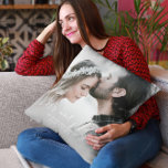 Modernes Mr. and Mrs. Wedding Foto Kissen<br><div class="desc">Moderne Mr. und Mrs. Wedding Foto Throw Kissen. Text und Foto können über das Menü "Details" geändert werden. Klicken Sie auf den Button "Anpassen" und können Sie Text, Hintergrund und Farbe ändern. Andere Farben sind verfügbar. Sie können den Papiertyp rechts im Menü "Papers vergleichen" ändern. Bitte kontaktieren Sie mich, wenn...</div>
