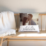 Modernes Mr. & Mrs. Wedding Foto Throw Kissen<br><div class="desc">Passen Sie diese moderne "Mr. & Mrs." Hochzeitskissen mit eigenem Foto und Foto. Macht ein großartiges Geschenk!</div>