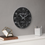 Modernes Muster aus schwarzgrauem Marmor - Familie Große Wanduhr<br><div class="desc">Modernes elegantes,  schwarz-graues Marmormuster,  Familienname,  Wall Clock. Sie können Ihren eigenen Namen hinzufügen,  um Ihre persönlichen Wünsche zu erfüllen.</div>