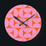 Modernes Muster in pink und orange Runde Wanduhr<br><div class="desc">Retro Mid Century Modernes Muster - Abstrakte geometrische Formen - Niedliches und Minimalistisches Muster in Rosa und Orange.</div>