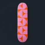 Modernes Muster in pink und orange Skateboard<br><div class="desc">Retro Mid Century Modernes Muster - Abstrakte geometrische Formen - Niedliches und Minimalistisches Muster in Rosa und Orange.</div>