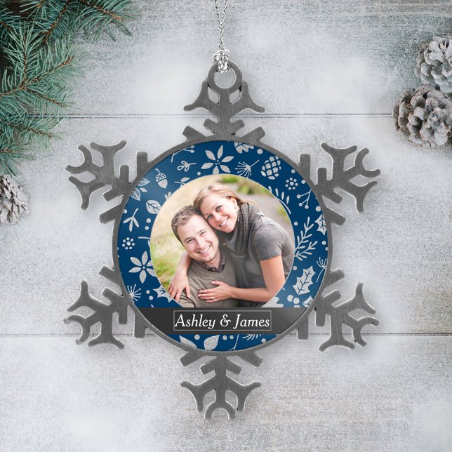 Modernes Navy Blue Holiday Foliage Couple Foto Schneeflocken Zinn-Ornament (Von Creator hochgeladen)
