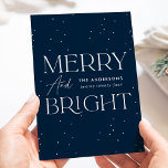 Modernes Navy Merry and Bright Non-Foto Feiertagskarte<br><div class="desc">Moderne Urlaubskarte mit "Merry and Bright" in weißer Schrift und marinebasischem Hintergrund mit subtilen weißen Punkten (Schnee). Personalisieren Sie die Vorderseite der Non-Foto-Urlaubskarte mit Ihrem Familiennamen und das Jahr in weißer Schrift. Die Karte kehrt zurück, um Ihre persönliche Nachricht in Seezungenschrift anzuzeigen oder um sie leer verlassen, um Ihre eigene...</div>